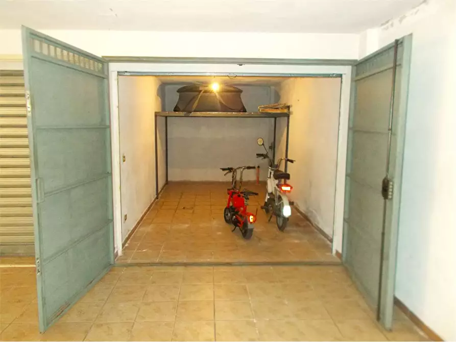 Immagine 6 di Garage in vendita  in Via Salvemini 13 a Acquaviva Delle Fonti
