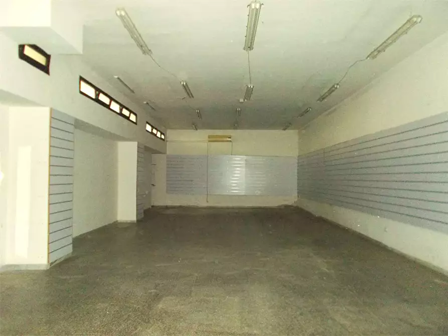 Immagine 4 di Negozio in affitto  in Via Roma 52 a Acquaviva Delle Fonti