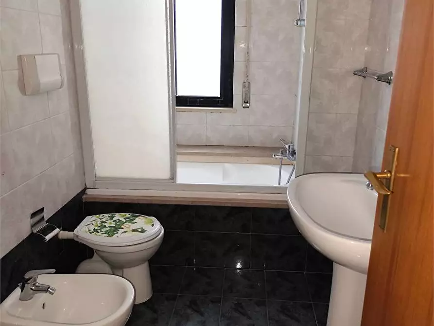 Immagine 14 di Quadrilocale in affitto  in Via Mele 24 a Acquaviva Delle Fonti