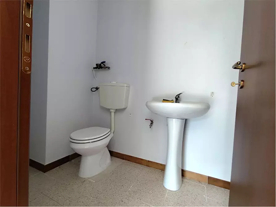 Immagine 10 di Magazzino in affitto  in Via Antonio Meucci 20 a Acquaviva Delle Fonti