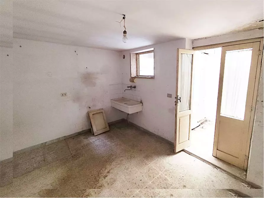 Immagine 12 di Stabile in vendita  in Via Sarra 31 a Acquaviva Delle Fonti