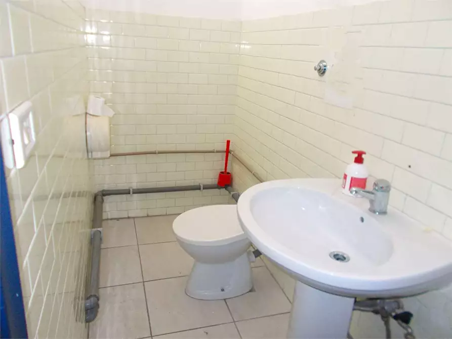 Immagine 8 di Negozio in affitto  in Via Don Cesare Franco 6/L a Acquaviva Delle Fonti