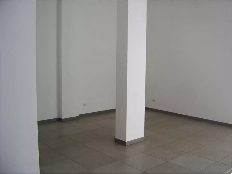 Immagine 7 di Negozio in affitto  in Via Roma 96/B a Acquaviva Delle Fonti