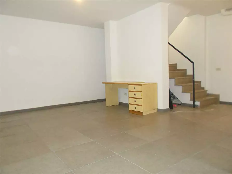 Immagine 10 di Negozio in affitto  in Via Roma 96/B a Acquaviva Delle Fonti