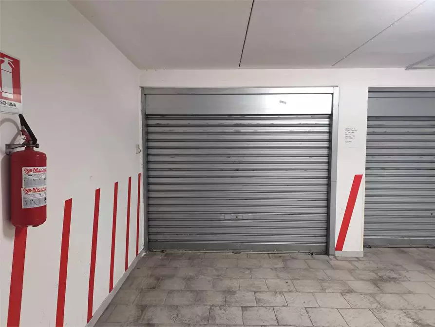 Immagine 5 di Garage in vendita  in Via Giuseppe Verdi 6 a Acquaviva Delle Fonti