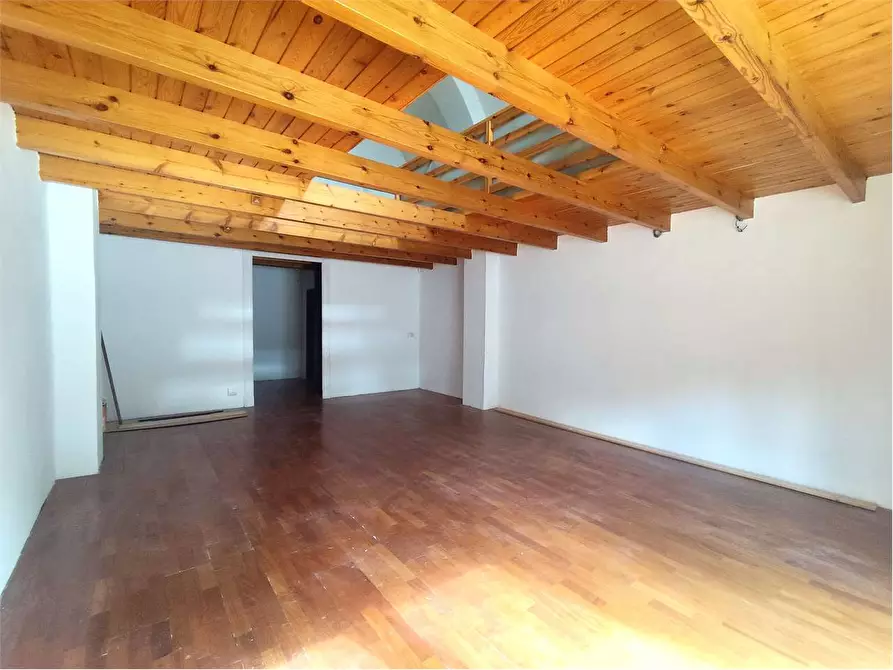 Immagine 2 di Negozio in affitto  in Piazza Vittorio Emanuele II 45 a Acquaviva Delle Fonti