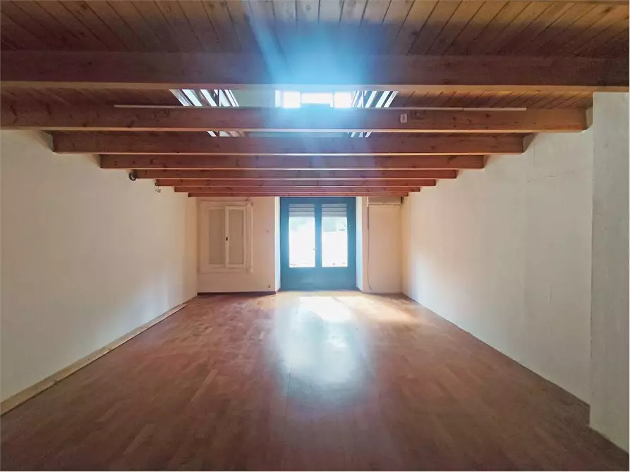 Immagine 4 di Negozio in affitto  in Piazza Vittorio Emanuele II 45 a Acquaviva Delle Fonti