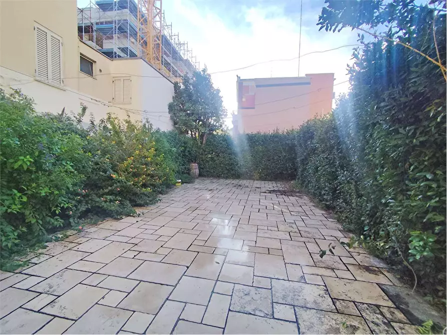 Immagine 10 di Negozio in affitto  in Via Nicola Scalera 21 a Acquaviva Delle Fonti