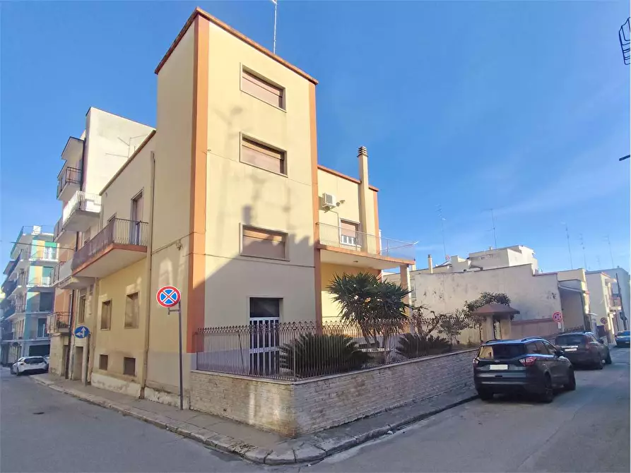 Immagine 1 di Stabile in vendita  in Via Orazio Marcellino 1 a Acquaviva Delle Fonti