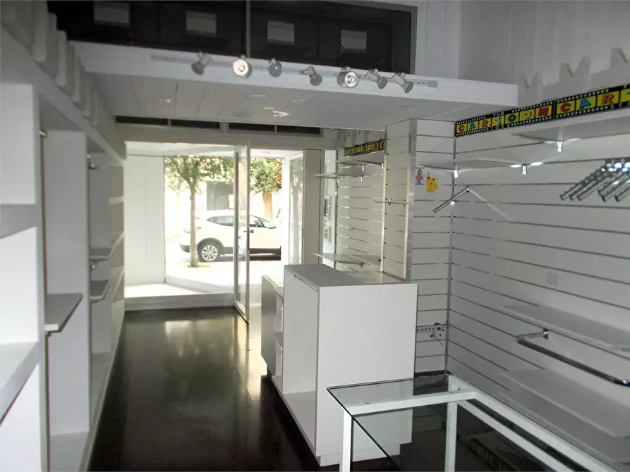 Immagine 6 di Negozio in vendita  in Via Roma 60 a Acquaviva Delle Fonti