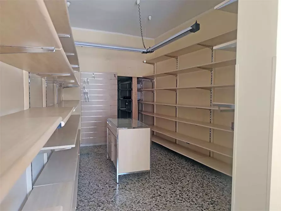 Immagine 5 di Negozio in affitto  in Via Monsignor Cirielli 33 a Acquaviva Delle Fonti