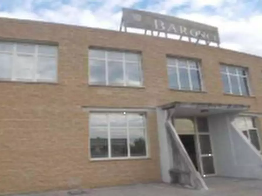 Immagine 3 di Magazzino in vendita  in via Francesco Petrarca a Trevi