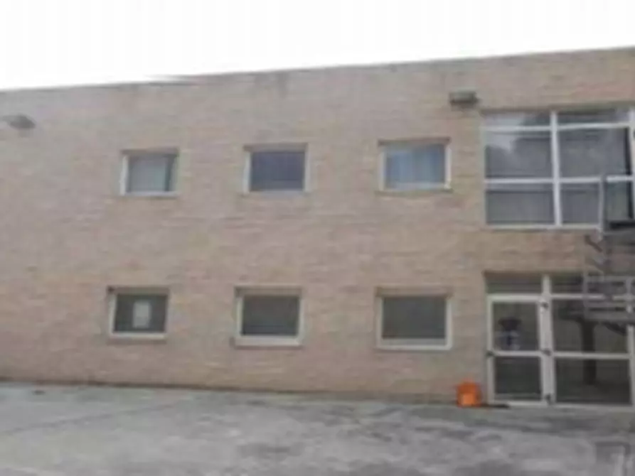 Immagine 2 di Magazzino in vendita  in via Francesco Petrarca a Trevi