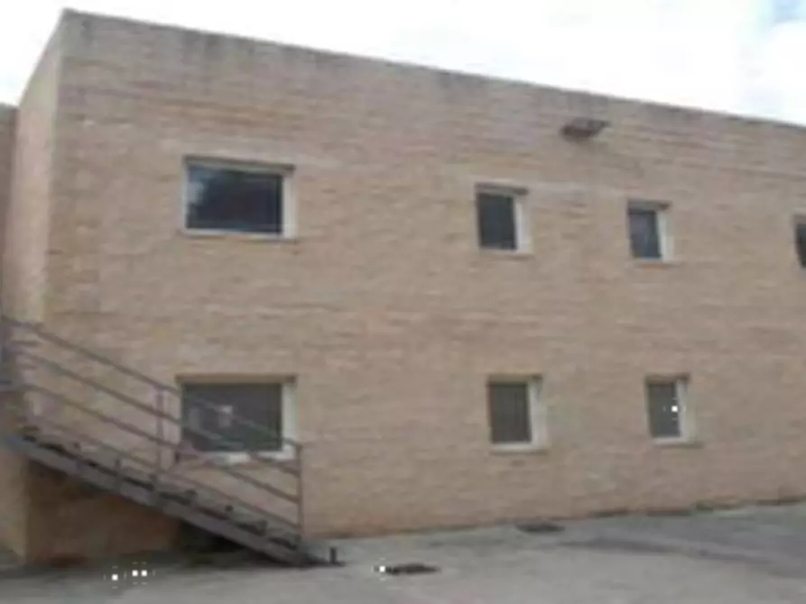 Immagine 11 di Magazzino in vendita  in via Francesco Petrarca a Trevi