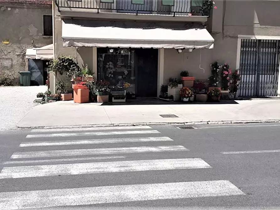 Immagine 1 di Negozio in affitto  in Viale Parini a Citta' Di Castello