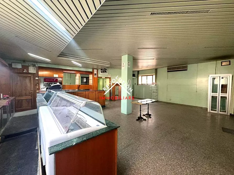 Immagine 1 di Negozio in affitto  in Via Quattordici Maggio a Città Di Castello