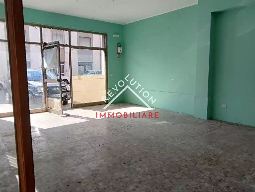 Immagine 14 di Negozio in vendita  in Viale Parini a Città Di Castello