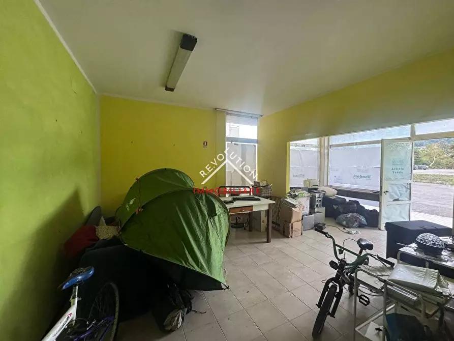 Immagine 10 di Negozio in vendita  in Via Umbra a San Giustino