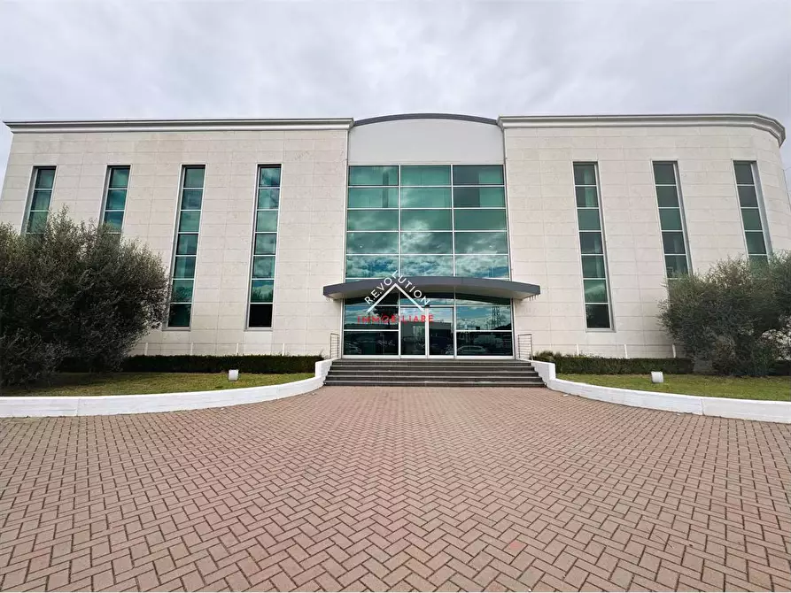 Immagine 1 di Stabile in vendita  in Via Enrico Lansel a Arezzo