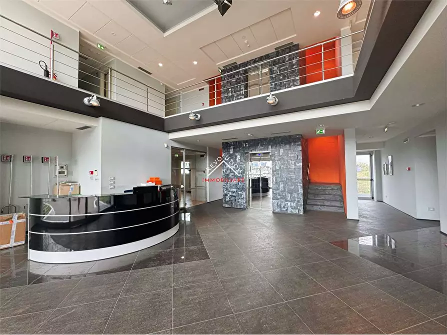 Immagine 4 di Stabile in vendita  in Via Enrico Lansel a Arezzo