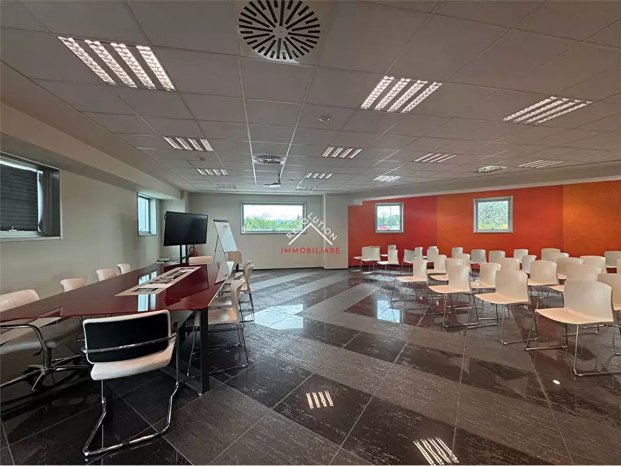 Immagine 10 di Stabile in vendita  in Via Enrico Lansel a Arezzo