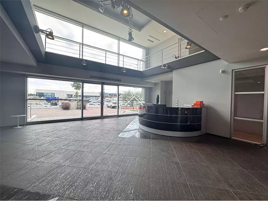 Immagine 5 di Stabile in vendita  in Via Enrico Lansel a Arezzo