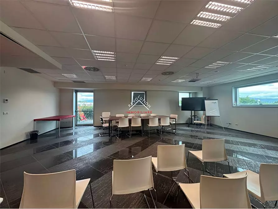 Immagine 11 di Stabile in vendita  in Via Enrico Lansel a Arezzo