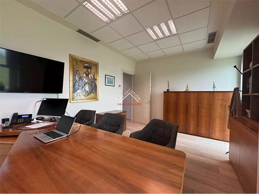 Immagine 31 di Stabile in vendita  in Via Enrico Lansel a Arezzo