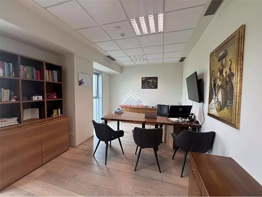 Immagine 30 di Stabile in vendita  in Via Enrico Lansel a Arezzo