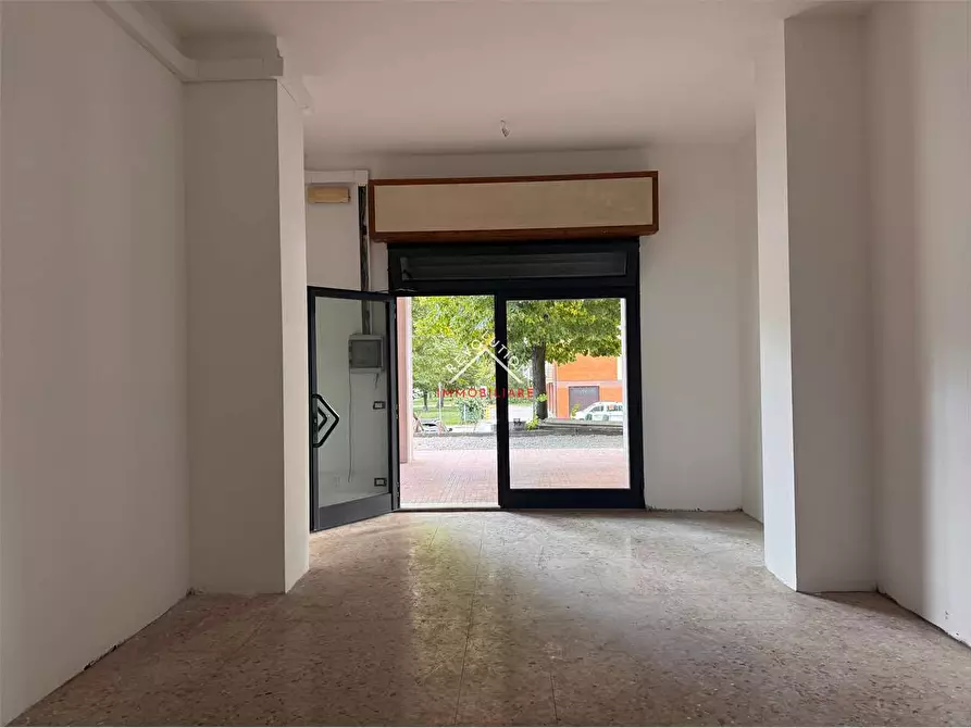 Immagine 13 di Negozio in affitto  in Viale Sempione a Città Di Castello