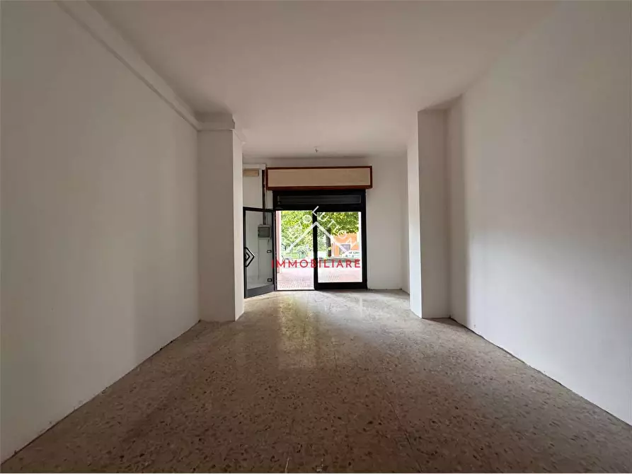 Immagine 10 di Negozio in affitto  in Viale Sempione a Città Di Castello