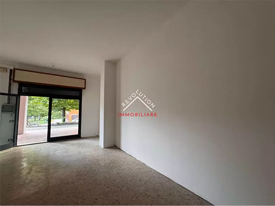 Immagine 12 di Negozio in affitto  in Viale Sempione a Città Di Castello