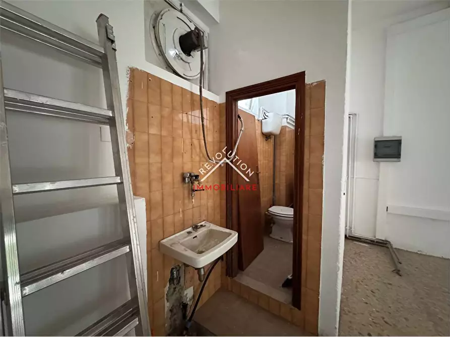 Immagine 5 di Negozio in affitto  in Viale Sempione a Città Di Castello