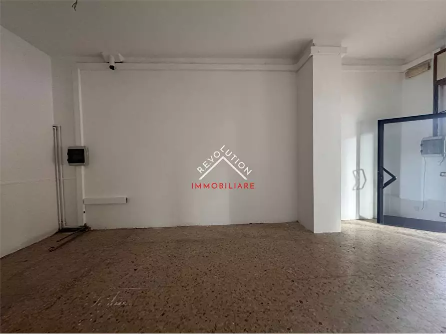 Immagine 11 di Negozio in affitto  in Viale Sempione a Città Di Castello