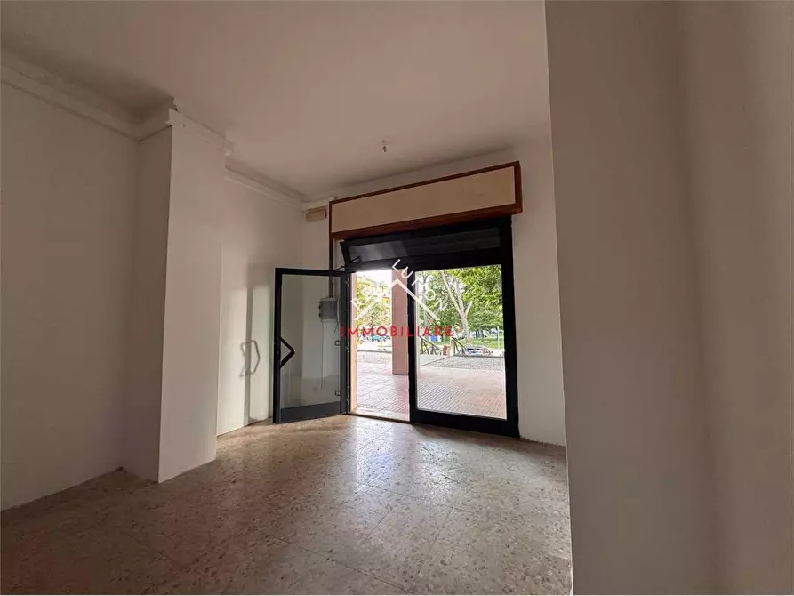 Immagine 16 di Negozio in affitto  in Viale Sempione a Città Di Castello