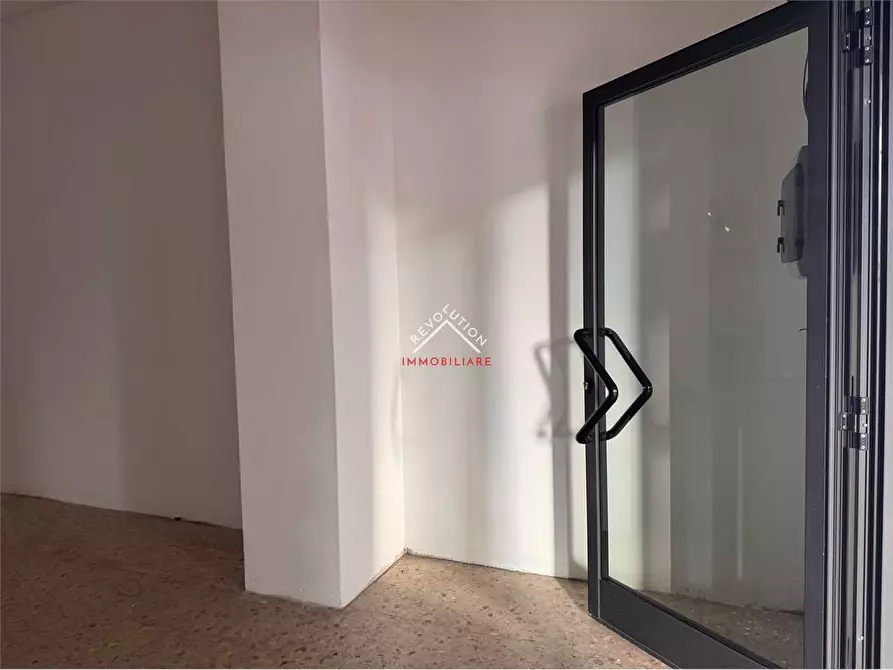 Immagine 20 di Negozio in affitto  in Viale Sempione a Città Di Castello