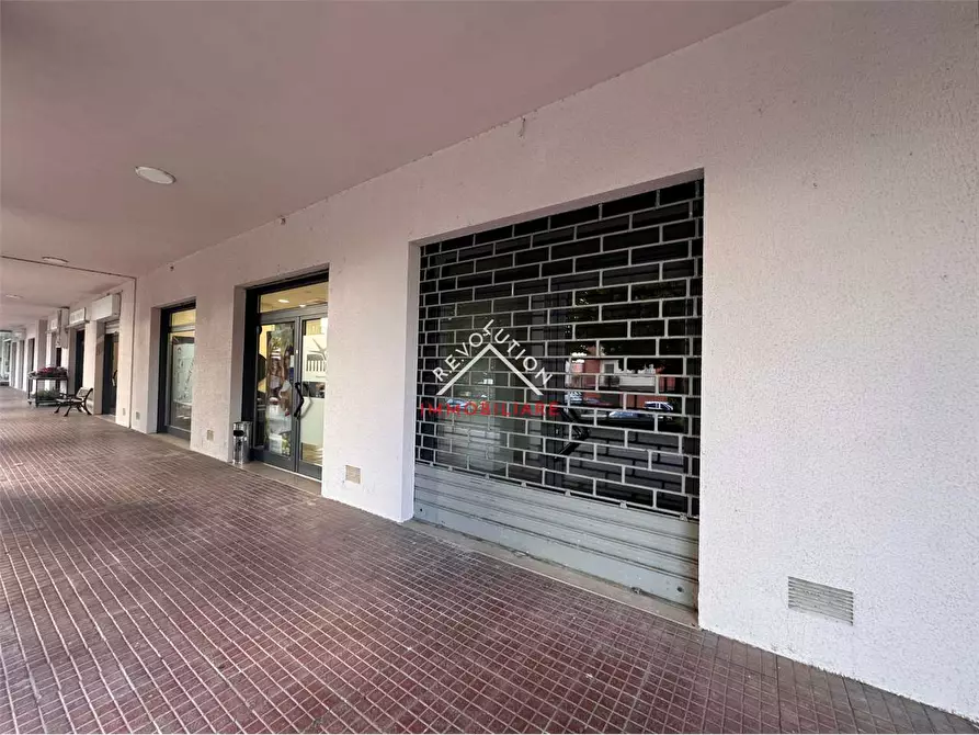 Immagine 21 di Negozio in affitto  in Viale Sempione a Città Di Castello