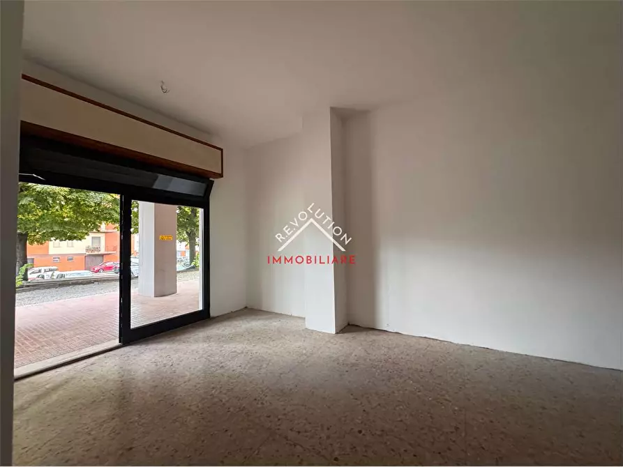 Immagine 17 di Negozio in affitto  in Viale Sempione a Città Di Castello