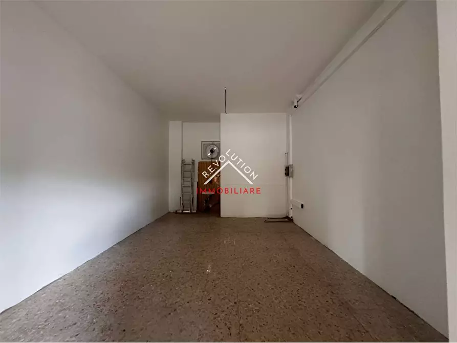 Immagine 3 di Negozio in affitto  in Viale Sempione a Città Di Castello