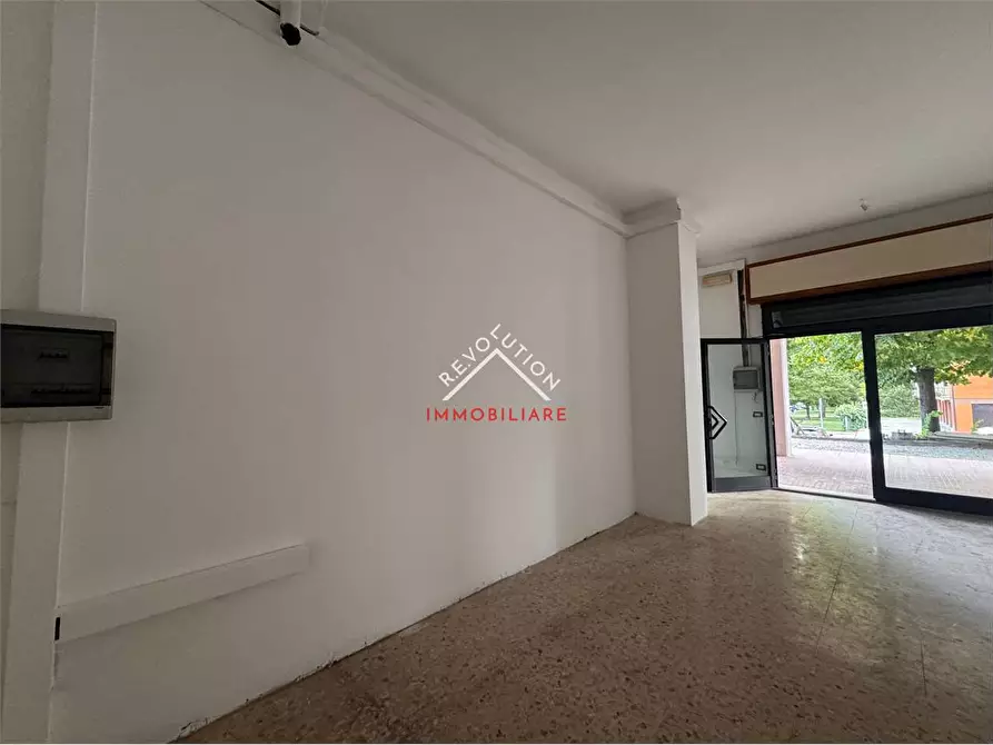 Immagine 9 di Negozio in affitto  in Viale Sempione a Città Di Castello