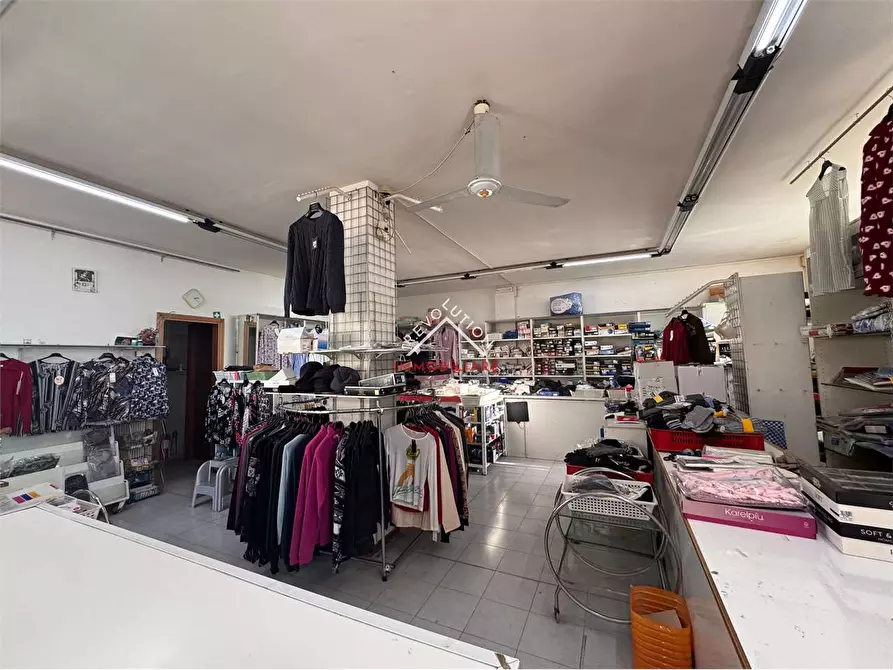 Immagine 14 di Negozio in vendita  in Viale Osimo a Sansepolcro