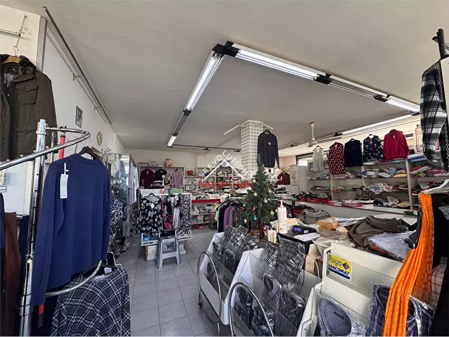 Immagine 3 di Negozio in vendita  in Viale Osimo a Sansepolcro