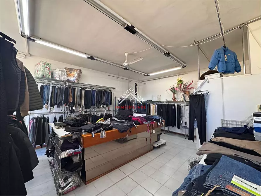 Immagine 4 di Negozio in vendita  in Viale Osimo a Sansepolcro