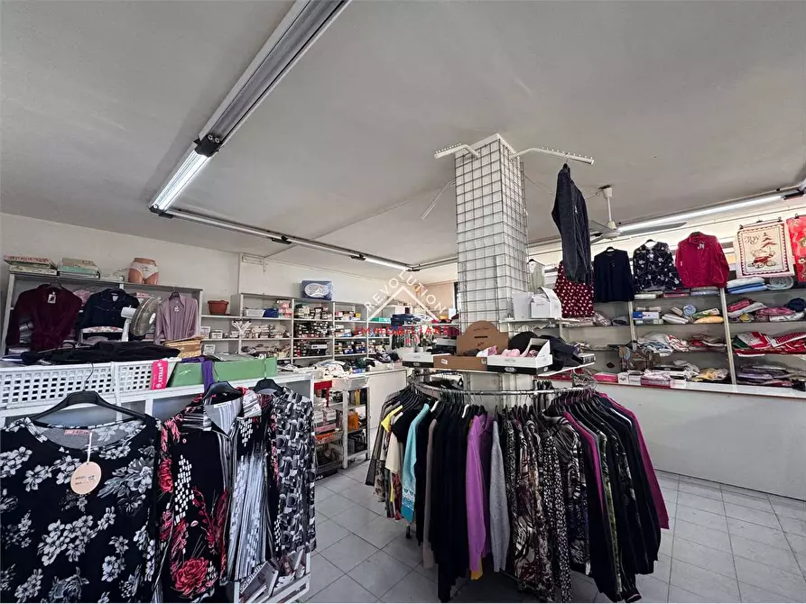 Immagine 8 di Negozio in vendita  in Viale Osimo a Sansepolcro