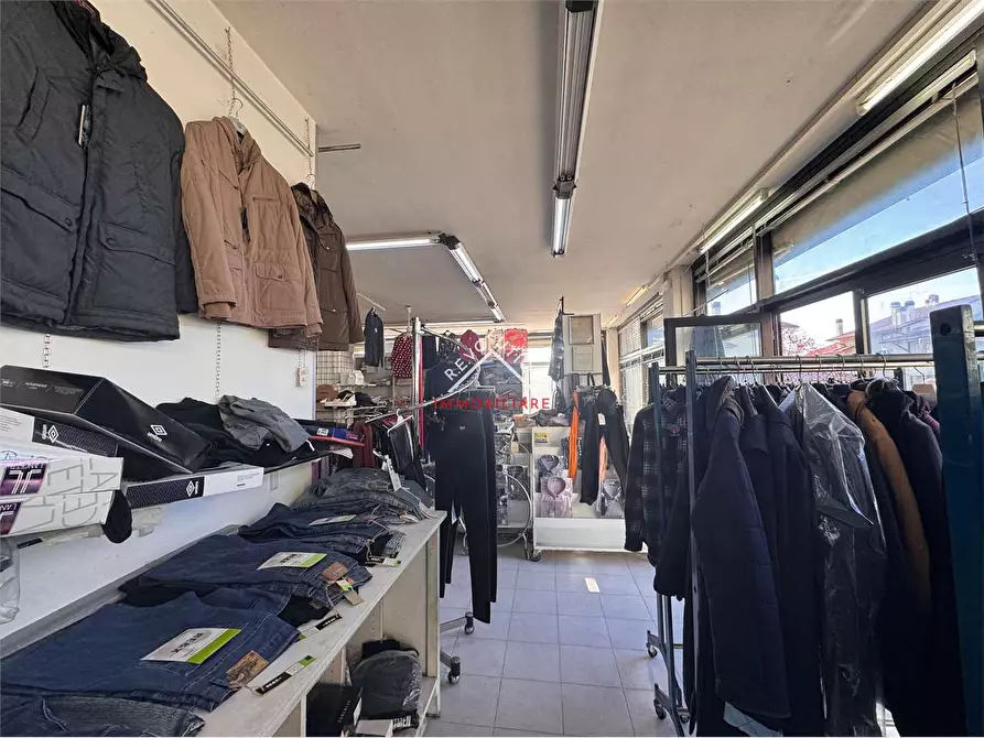 Immagine 7 di Negozio in vendita  in Viale Osimo a Sansepolcro