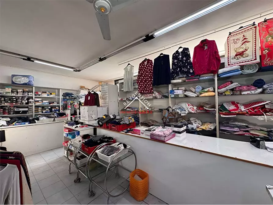 Immagine 10 di Negozio in vendita  in Viale Osimo a Sansepolcro