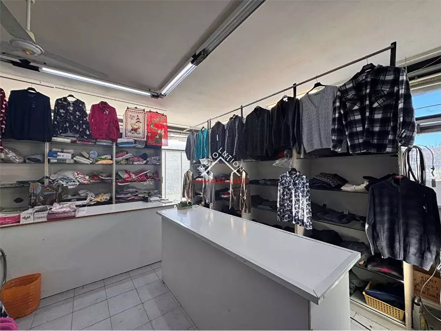 Immagine 11 di Negozio in vendita  in Viale Osimo a Sansepolcro