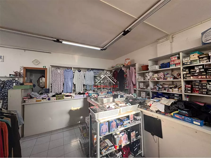 Immagine 15 di Negozio in vendita  in Viale Osimo a Sansepolcro