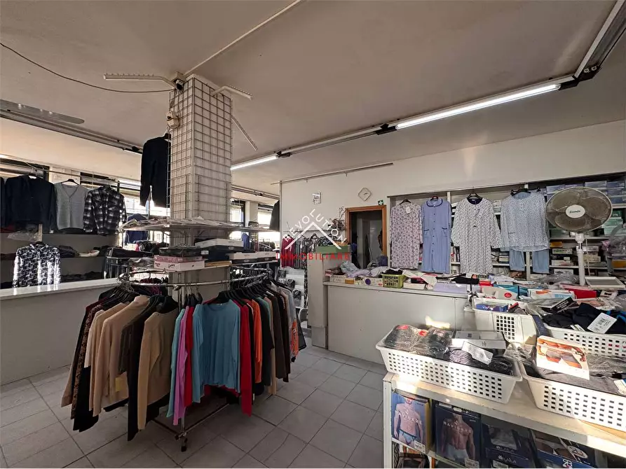 Immagine 16 di Negozio in vendita  in Viale Osimo a Sansepolcro