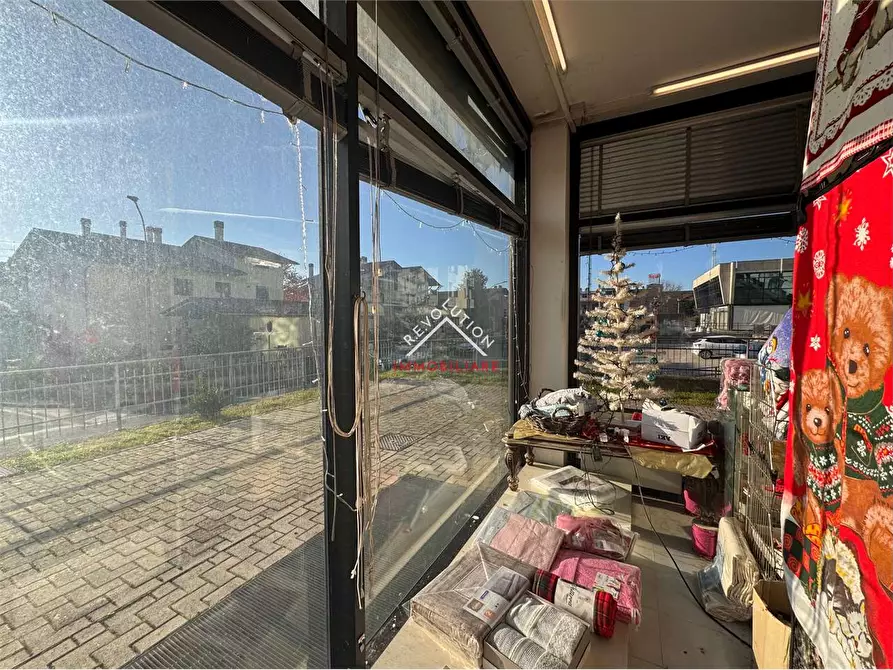 Immagine 12 di Negozio in vendita  in Viale Osimo a Sansepolcro